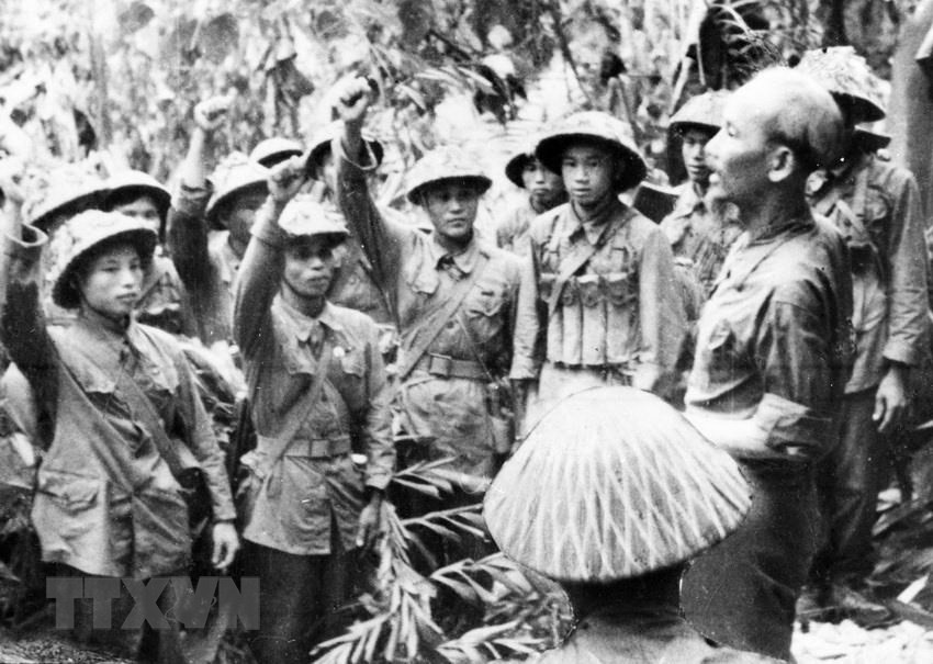 President Ho Chi Minh visits an army unit participating in the 1954 Dien Bien Phu Campaign (Photo: VNA)