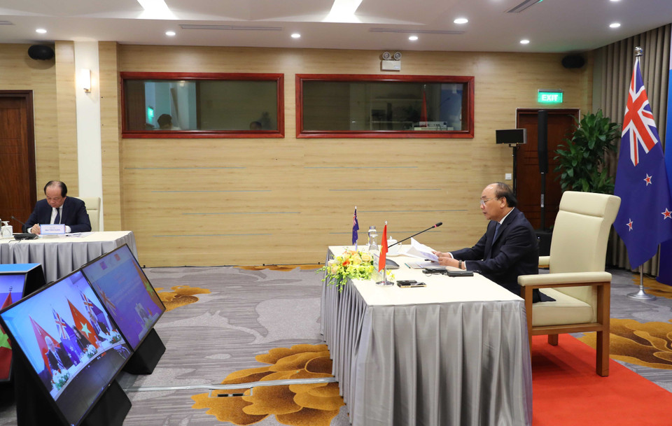 Prime Minister Nguyen Xuan Phuc and his New Zealand counterpart Jacinda Ardern hold a virtual summit on bilateral strategic partnership (Photo: VNA)