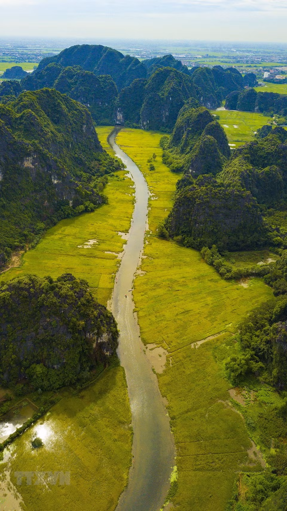 Tam Coc, inside the famed Trang An Landscape Complex, a UNESCO-recognised heritage site, with karst mountains and rice fields, is nicknamed the inland Ha Long Bay. (Photo: VNA)