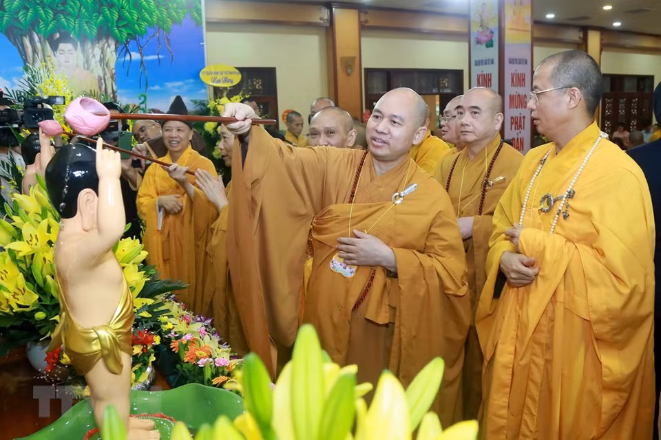 Monks and nuns perform the Buddhist bath rite at the ceremony (Photo: VNA)