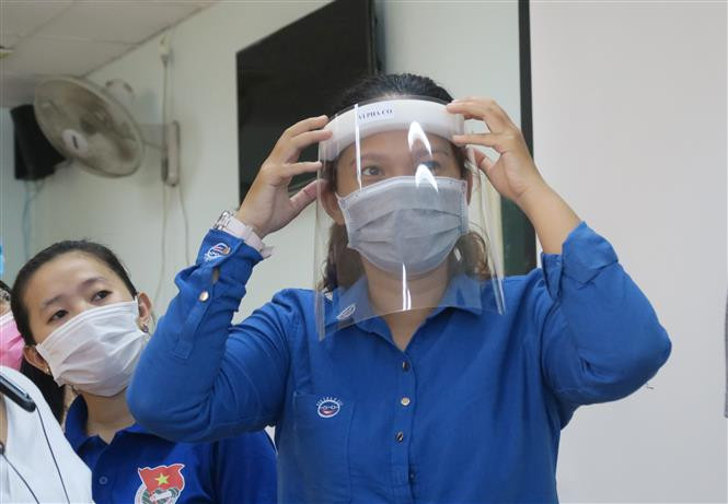 Final-year students of Pham Ngoc Thach Medical University are trained how to use protective gear (Photo: VNA)