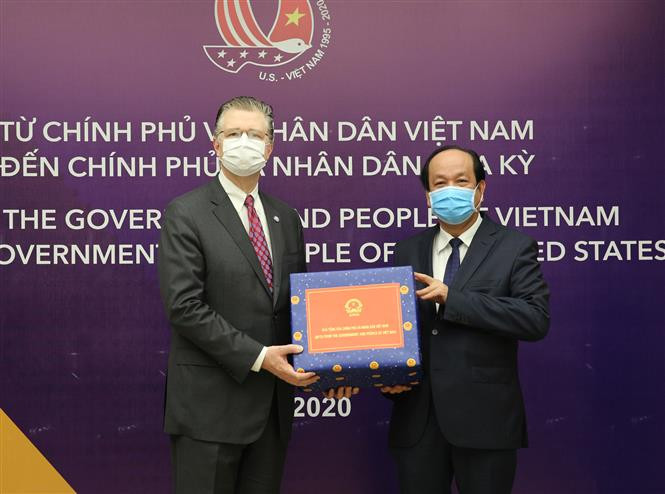 The Vietnamese Government on April 16 presented 200,000 antibacterial cloth face masks to the US government and people to support them in the fight against the COVID-19 pandemic. In photo: Minister and Chairman of the Office of the Government Mai Tien Dung hands over the gift of Vietnamese Government and people to US Ambassador to Vietnam Daniel J. Kritenbrink (Photo: VNA)