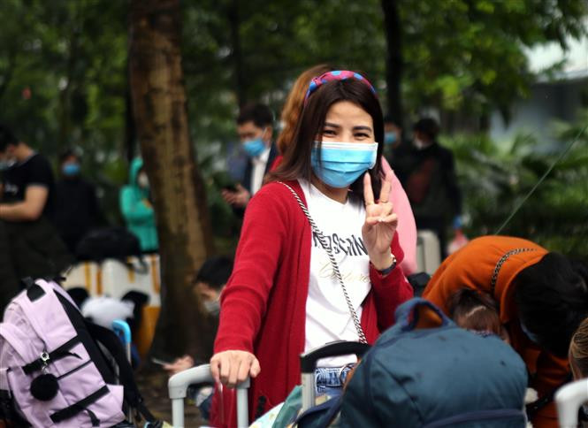 The joy of the people who finish quarantine time (Photo: VNA)