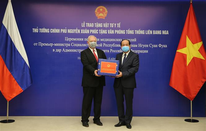 Prime Minister Nguyen Xuan Phuc on April 16 presented medical supplies to the Russian Presidential Office. In photo: Minister and Chairman of the Office of the Government Mai Tien Dung, on behalf of Prime Minister Phuc, hands over the medical supplies to Russian Ambassador to Vietnam Konstantin Vnukov (Photo: VNA)