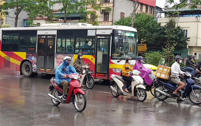 Bus service resumes operation after three weeks of halt (Photo: VNA)