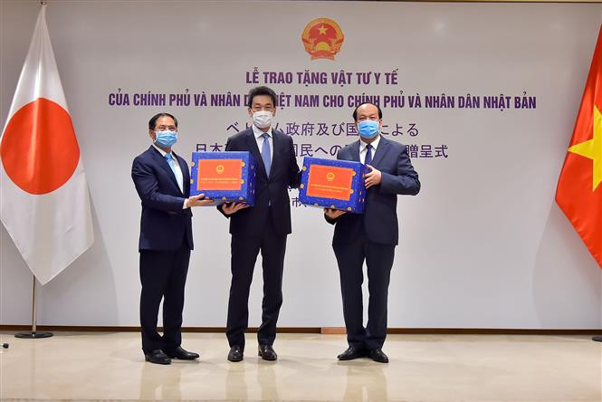 The Vietnamese government donated made-in-Vietnam face masks and medical supplies worth 100,000 USD in total to Japan (Photo: VNA)