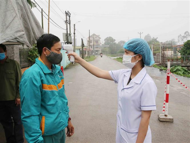 The implementation of checkpoints between villages and residential areas is to control suspected cases, serving quarantine and avoiding the spread in community (Photo: VNA)