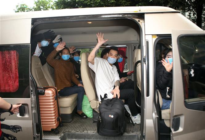 People finishing their quarantine time express their thanks to competent agencies (Photo: VNA) 