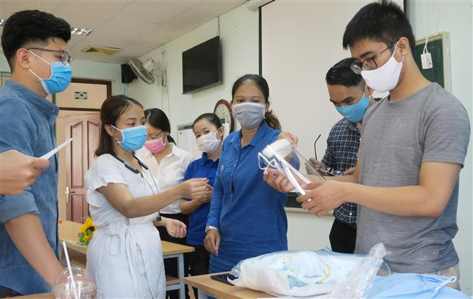 Final-year students of Pham Ngoc Thach Medical University are trained how to use protective gear (Photo: VNA)