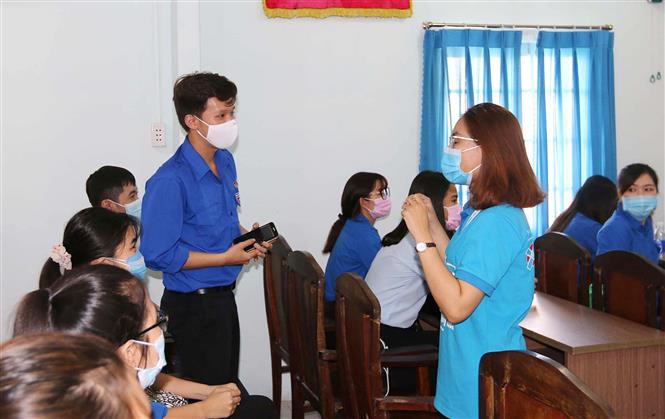 Medical students popularise preventive measures of COVID-19 epidemic for youth union members (Photo: VNA)