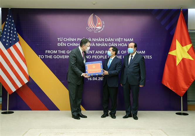 On this occasion, Prime Minister Nguyen Xuan Phuc also presented 50,000 medical face masks to the White House. In photo: Deputy Minister of Foreign Affairs Bui Thanh Son hands over PM Nguyen Xuan Phuc's gift to US Ambassador to Vietnam Daniel J. Kritenbrink (Photo: VNA)