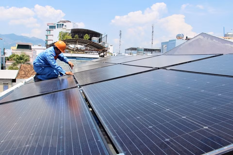 Over 500 rooftop solar power works are installed for daily use and business. The excess power generated by these solar panels is sold to Khanh Hoa Power Joint Stock Company (Photo: VNA) 