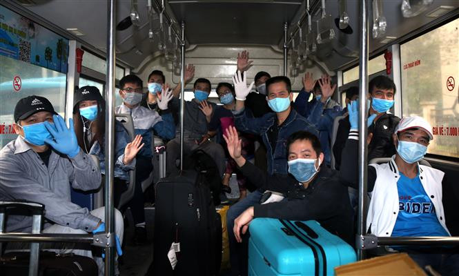 People finishing their quarantine time express their thanks to competent agencies (Photo: VNA) 