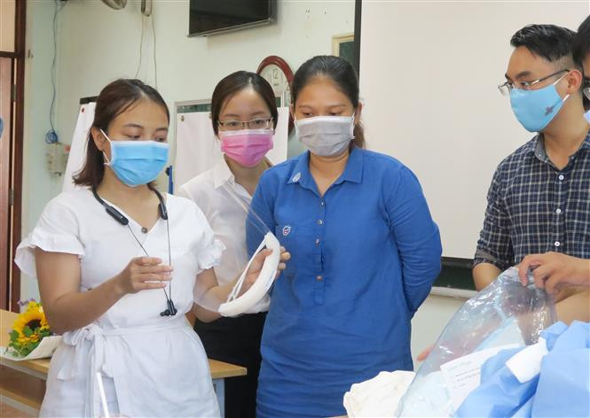 Final-year students of Pham Ngoc Thach Medical University are trained how to use protective gear (Photo: VNA)