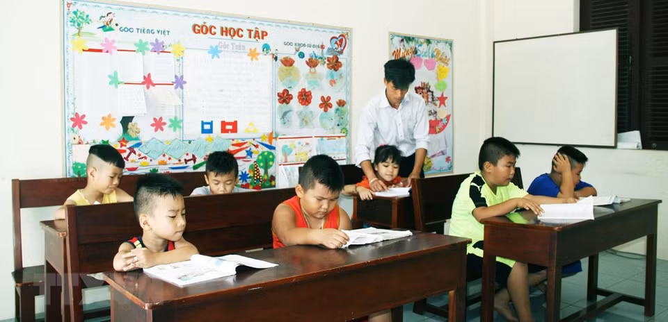 Pupils on Song Tu Tay island, Truong Sa island district are at different age and educational level (Photo: VNA)
