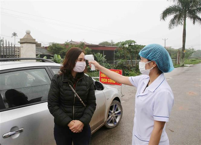 A Covid-19 checkpoint in Vinh Hoa commune, Ninh Giang district is set up to check people’s temperature and write down the names of those entering the district (Photo: VNA)