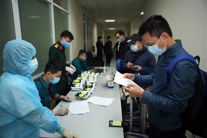 People who finish quarantine time receive passports and certificates for quarantine completion (Photo: VNA)