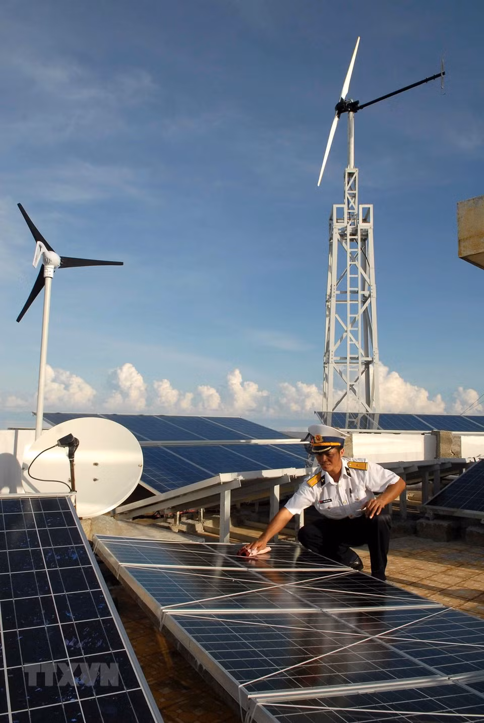 Most of islands in Truong Sa island district, Khanh Hoa install and put into use equipment using wind and solar power to serve power demand for soldiers and people living there (Photo: VNA) 