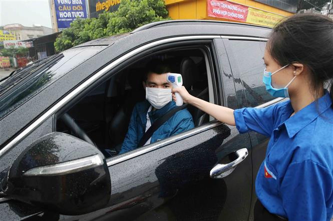 The Hai Duong police force cooperates with relevant agencies to set up check points along roads to the province, to districts and communes (Photo: VNA)
