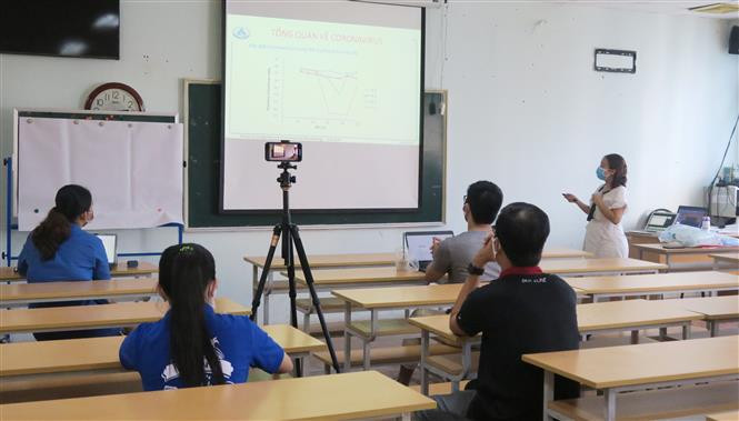 Hundreds of final year students of Pham Ngoc Thach Medical University and Ho Chi Minh City University of Medicine and Pharmacy are being trained and ready to support epidemiological investigation and health monitoring of people in quarantine zones in the city (Photo:VNA)f