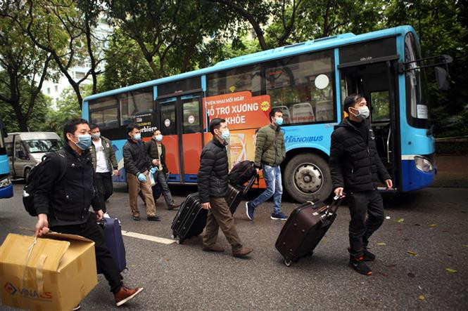 People completing quarantine time leave quarantine zone to come back their hometown (Photo: VNA) 