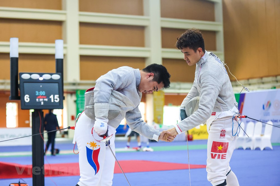 The 31st Southeast Asian (SEA) Games will be the greatest regional meet in Vu Thanh An’s career. The ASEAN No 1 fencer (L) carried the national flag for Team Vietnam and is targeting two gold medals. “It is a very special SEA Games for me. First, it is a showpiece organised in Vietnam and my home town Hanoi, a rare opportunity that an athlete may have just once in a lifetime if he is lucky. Second, I have to do two jobs at once: practising for a tournament and fighting against COVID-19. And third, because of the pandemic, athletes are put in an unusual situation. In the past, we had up to eight competitions per year. This year, nothing. It has not ever happened before”, An said. (Photo: VietnamPlus)