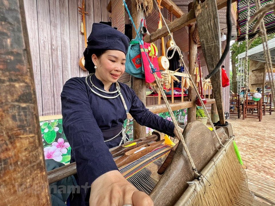The image of Tay women sitting beside looms to weave brocade used to be a familiar sight in the northern mountainous province of Cao Bang. The Tay ethnics are well-known for the colourful patterns which were passed down from generation to generation. The colour scheme is very important in brocade. There are embossed patterns in vivid colours which stand out against submerged patterns representing the Earth. The colourful embossed patterns symbolise all things found on Earth. That's the way the Tay people perceive the universe. There are 20 different patterns used in their brocade including images of plum, peach and apricot blossoms, rare wild flowers, animals and birds, which are mixed with clouds in the sky, mountains and rivers. (Photo: VietnamPlus)