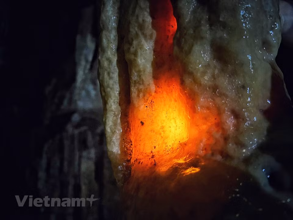 Although Nam Son cave, 1,000 metres above the sea level, boasts stunning beauty, it has yet to become popular among trekkers. Tan Lac district will make further investment in the relic site, hoping to lure more visitors to the locality. The highland area of Tan Lac includes Van Son, Ngo Luong and Quyet Chien communes adjacent to the primeval forest area. On hot summer days, the weather here is very cool. The people here are honest, kind and still preserve the ancient Muong culture. Overcoming the mists on the winding road, the valley of Van Son, or Lung Van, gradually appears with natural landscapes and a fresh, cool climate. (Photo: VietnamPlus)