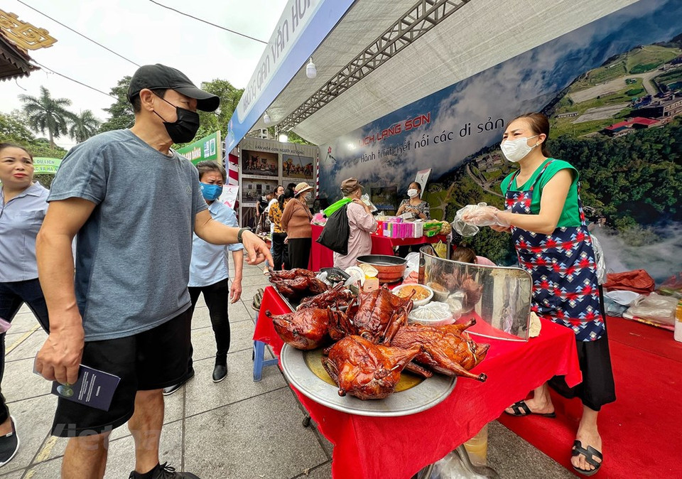 Lang Son province on Vietnam's northern border is visited more by local traders then international tourists, yet it still deserves its place on Vietnam gastronomic map thanks to two of the region's culinary specialties. Roast duck with ‘moc mat’ leaves is a staple of Lang Son province. Other ingredients are dried onion, garlic, chilli, honey, salt, sugar, and pepper. They are minced and stuffed inside the duck before roasting it over charcoal. The leaves’ essential oil helps release the fishy smell from the duck and makes it more fragrant and tasty. The mouth-watering, glossy skin is produced by dipping the duck in boiling water laced with honey, roasting it over coals for 15 minutes and then deep-frying for another 15 minutes. (Photo: VietnamPlus)