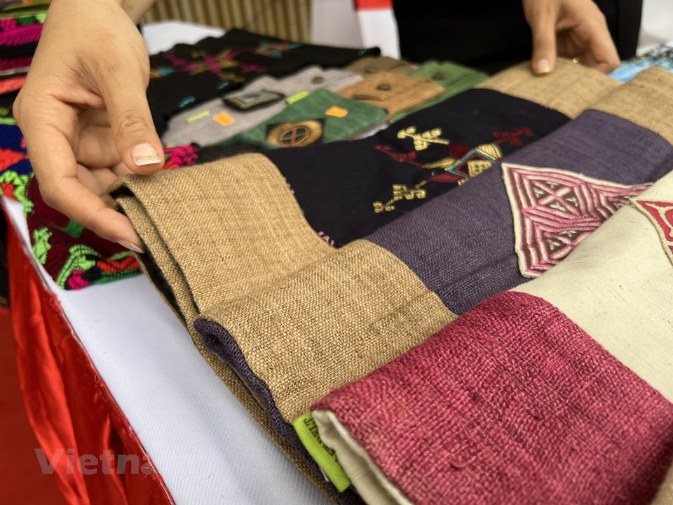 Hand-made embroidery of the Tay ethnic on burlap cloth of the Mong ethnic minority group. The image of Tay women sitting beside looms to weave brocade used to be a familiar sight in the northern mountainous province of Cao Bang. The ethnic group is well-known for the colourful and stunning patterns which were passed down from generation to generation. Each pattern is a combination of bright and cool colours placed harmoniously on an opalescent background. This makes the brocade created by Tay people in Cao Bang Province different from Tay people in other locations, and distinct from other ethnic minority groups. (Photo: VietnamPlus)