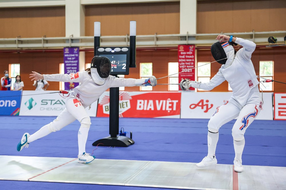 Coach Phan Anh Tuan said among the outstanding athletes, Vu Thanh An remains No. 1 or No. 2 in the region, and with his performance and constant training, An will still be able to advance to SEA Games finals even in the next three years. Young potential athletes who can succeed him include Xuan Loi, Duc Anh, and Van Quyet. Meanwhile, the key female fencers at this time’s Games are Nguyen Phuong Kim, Vu Thi Hong, and Nguyen Thi Trang, Tuan added. The biggest Southeast Asian rivals to Vietnam in this sport now are Singapore and Thailand. Fencing events with 12 sets of medals will take place at the Hanoi Indoor Games Gymnasium from May 13 to 18. (Photo: VietnamPlus)