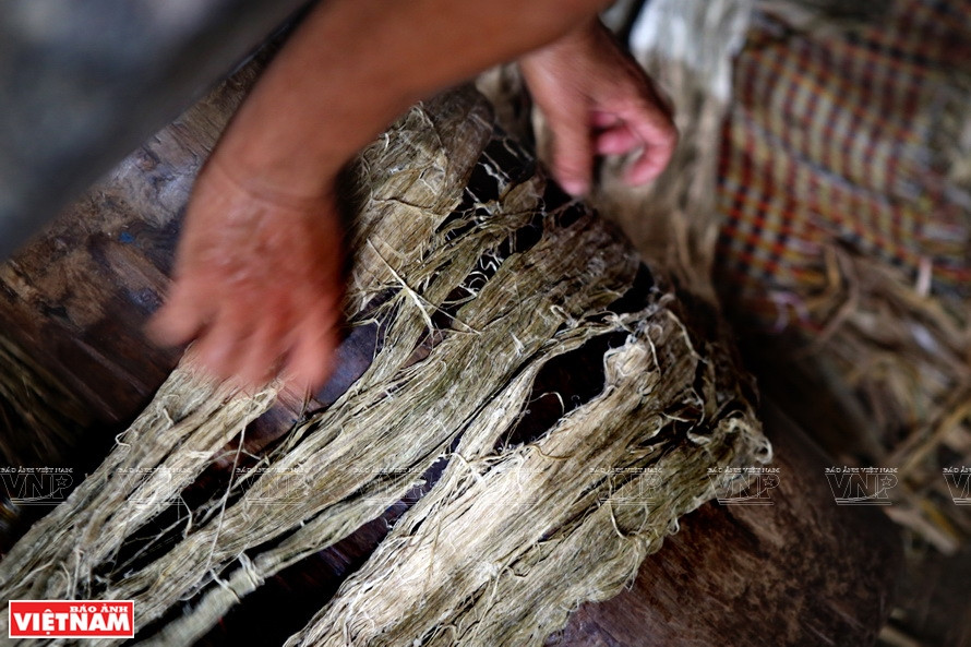 The making of colourful cloth has become a unique cultural trait of the H'mong in Dong Van Karst Plateau. (Photo: VNP/VNA)