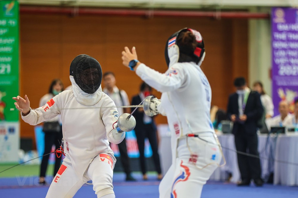 Vu Thi Hong and her Thai rival Vasanasomsithi Pacharaporn. Due to the COVID-19 epidemic, Olympics Tokyo took place close to SEA Games 31, posing a challenge for fencers who had less time to prepare or recover their stamina. Over the past years, Vietnam has continually been among the best fencing teams in Southeast Asia. Vietnamese fencers pocketed eight of the 12 gold medals at the 28th SEA Games, held in Singapore in 2015. However, they won only three of the six gold medals at the 29th SEA Games in Malaysia in 2017 and four of the 12 golds at the 30th Games in the Philippines in 2019. (Photo: VietnamPlus)
