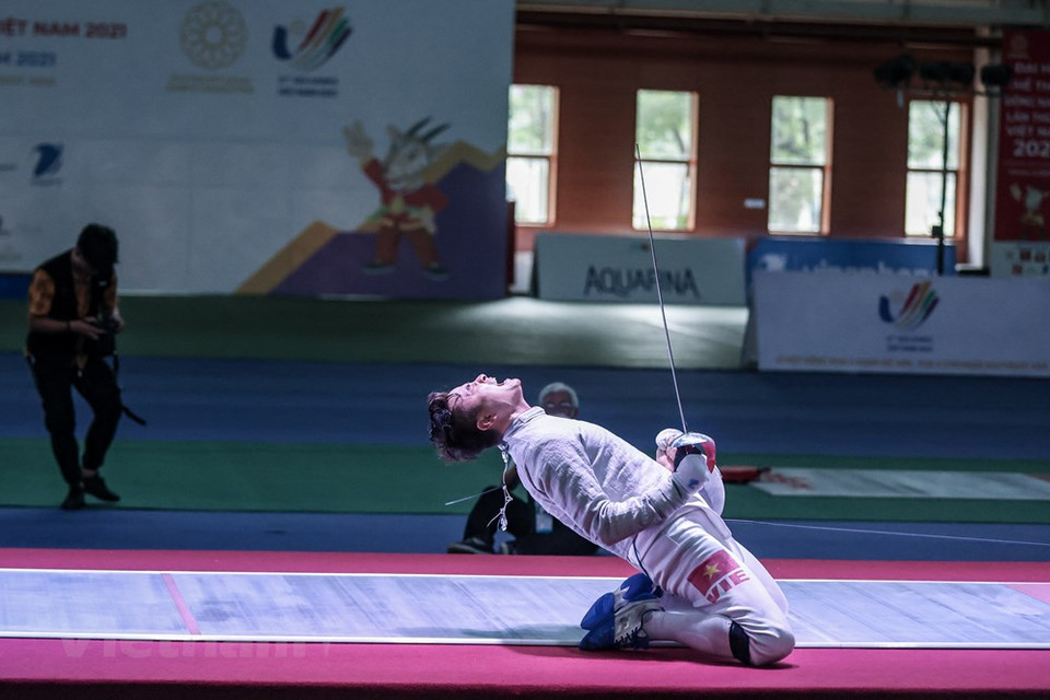 Vietnamese fencing team joins the 31st Southeast Asian Games with 24 athletes. In order to win the three gold medals, the team has gathered since the beginning of January 2022 at the Hanoi National Sports Training Center and the Ho Chi Minh City National Sports Training Center. The medal hopefuls are still national veterans like Vu Thanh An, along with the young swordsmen, including Nguyen Minh Quang (born in 1997), Vu Thi Hong (1999), Phung Thi Khanh Linh (2000), among others. At the region’s largest sport event, fencing competitions are held at the My Dinh Indoor Athletics Arena (Hanoi) from May 13 to 18, with a total of 12 categories: men’s/women’s saber individual, men’s/women’s epee individual, men’s/women’s foil individual; men’s/women’s saber team, men’s/women’s epee team, and men’s/women’s foil team. (Photo: VietnamPlus)