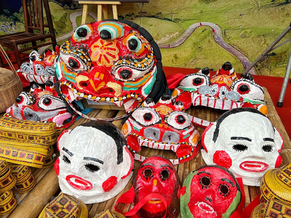 Colourful masks made by the Tay ethnic minority group in Cao Bang province illustrate a community folk story. Singing is another cultural facet of the Tay ethnic group. The Tay believe Then singing was handed down from God belonging to a mysterious world to which only “Ong Then” and “Ba Then” can contact. During rituals, “Ong Then” and “Ba Then” sing and play a musical instrument at the same time while presenting offerings to God. This is the way the group contacted God on behalf of the community to ask for good health, bumper crops, happiness and a long life. The art combines a wide range of forms such as literature, music, painting and performance. It has had an impact on local and national identity through its influence on literature, poetry, music, dance, and spiritual practices. (Photo: VietnamPlus)