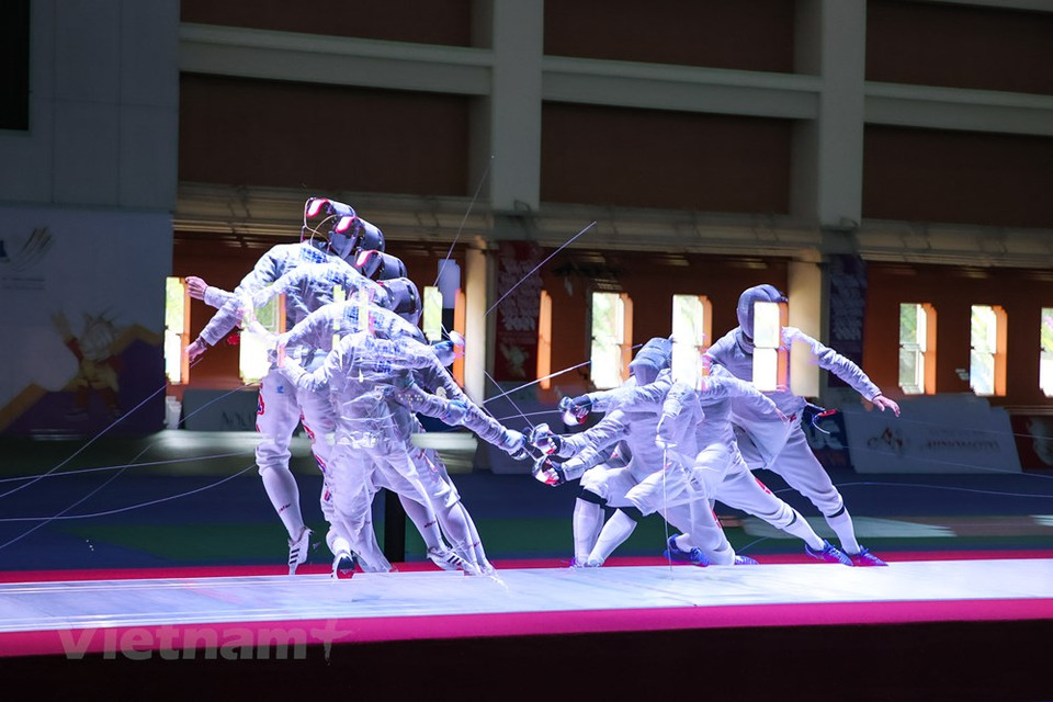 Fencer Nguyen Xuan Loi loses 15-13 to his Thai competitor Ruangrit Haekerd. In the past two years, on account of the Covid-19 pandemic, the fencers have almost practiced only in the country. Besides, the national tournament system of Vietnamese fencing is rather underdeveloped. Even in the absence of the pandemic, there would only be two competitions each year, according to Tuan. The plan to send the fencing team to get training in the Republic of Korea did not go through as well. Besides, the lack training equipment is a headache for fencing coaches and athletes, which has been chronic Games after Games. (Photo: VietnamPlus)