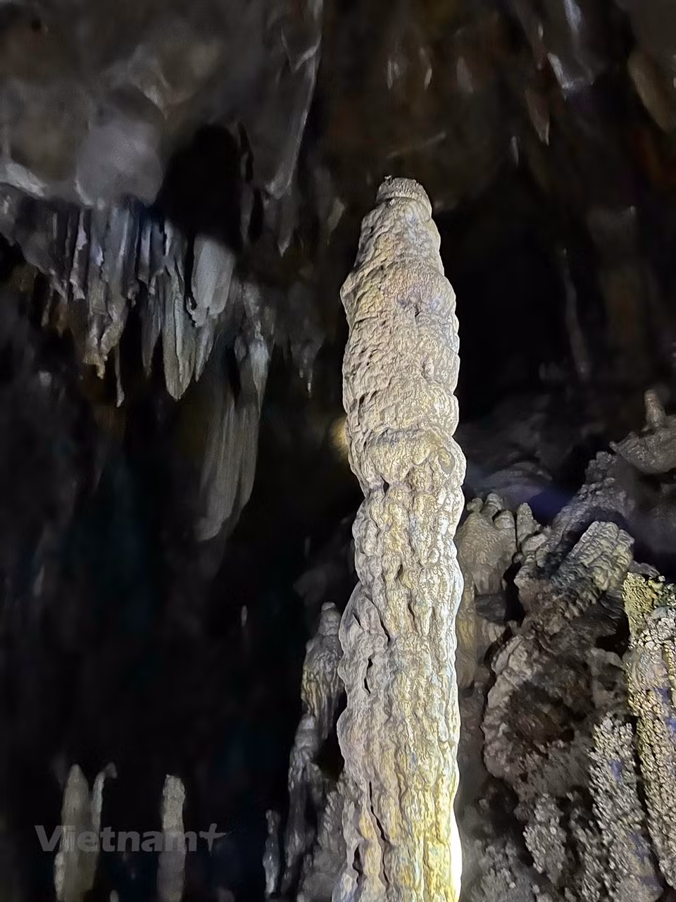 According to Bui Thanh Duong, Vice Chairman of the People’s Committee of Van Son commune, the local authorities are making every effort to preserve and promote the environmental value of this excellent cave since it could play an important role in tourism development of Tan Lac district. As one of the four ancient ethnic Muong regions and the cradle of the famous Hoa Binh culture, the unique culture and peaceful landscape of Tan Lac District is an important resource to help the district develop sustainable tourism. Tan Lac is an ideal destination for those who both love Muong culture and want to enjoy a peaceful life away from the hustle and bustle of cities. (Photo: VietnamPlus)