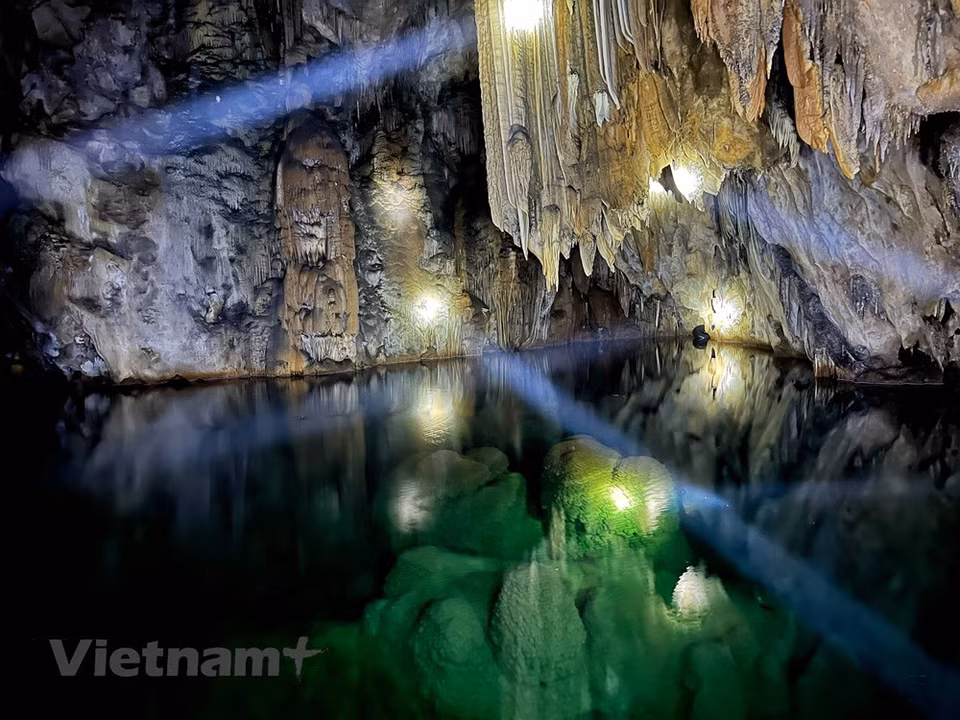 The darkness of the caves makes them difficult to explore without proper lighting and climbing equipment. A group of farmers that were working in the daytime heat decided to use the light to go inside the cave, hoping to find water to quench their thirst. In their search to quench their thirst, they found a large emerald lake inside the cave. The lake spans nearly 1,000 square metres and is a distinct feature of the Nam Son Cave that doesn’t exist in other sites. Besides Nam Son cave, the valley of Van Son, or Lung Van, is another destination that visitors should not miss if they come to Tan Lac district. Located at an altitude of 1,200m above sea level, surrounded by Trau, Co and Tien mountains, Lung Van is surrounded by clouds all year round. It is also known as the "valley of clouds". (Photo: VietnamPlus)