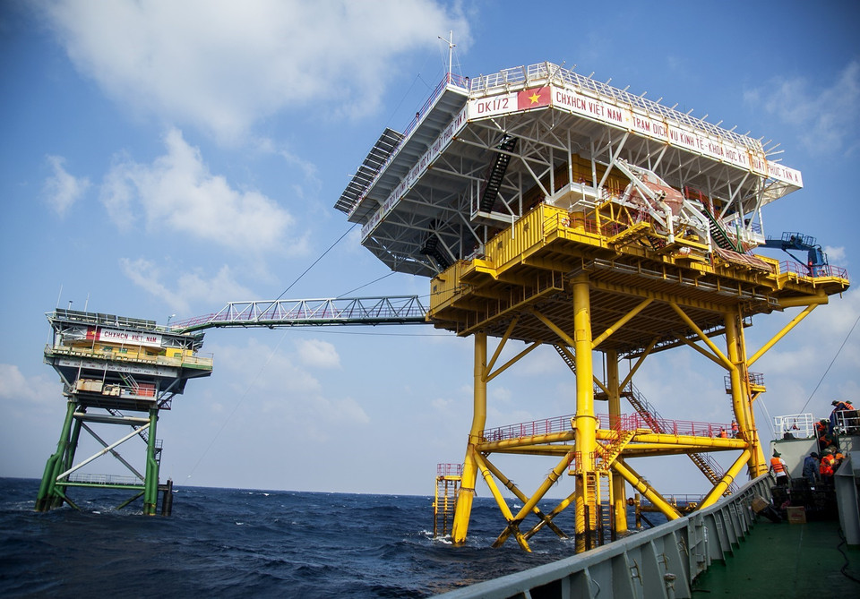 In 1988, Party General Secretary Nguyen Van Linh signed a decision on the construction of economic, scientific – technological services platforms on six submerged reefs in the country’s continental shelf in southern East Sea. In the photo: The DK1/2 Platform on Phuc Tan bank. (Photo: VNA)