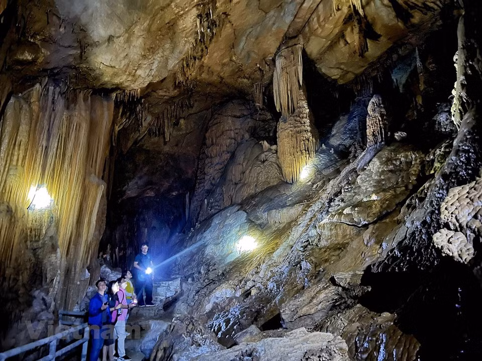 According to a local official, Nam Son cave was formed millions of years ago. However, it remains mysterious since the cave has not received any planning or development from the local authorities. Nam Son cave was likely formed due to volcanic eruptions and the tectonics of limestone mountains and underground rivers that caused erosion. Water droplets of limestone minerals dripped for millions of years, creating many beautiful stalactites and stalagmites. Throughout the cave ceiling and walls are beautifully shaped stalactites. The two sides of the entrance to the cave have beautifully shaped rocky embankments, a natural barrier that protects the interior of the cave. (Photo: VietnamPlus)