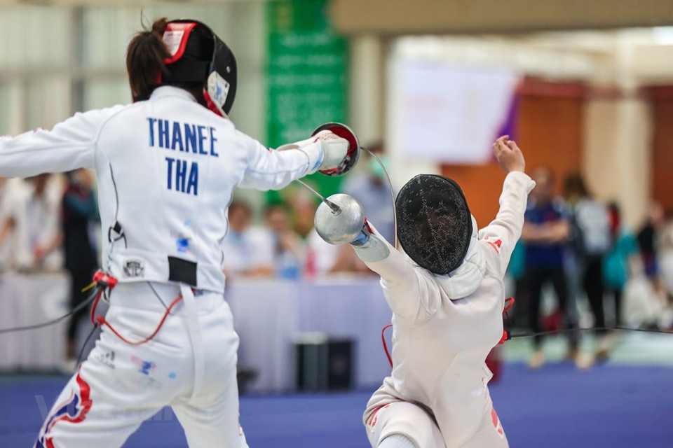The competition between Vietnamese Nguyen Phuong Kim and Thai Thanee Korawan. The national fencing team has 24 athletes competing in 12 events, including six individual and six team events. The fencers began training after the Lunar New Year. With only a month to go until the main event, they had to train twice a day, focusing on improving their skills and stamina. Over the past two years, due to the COVID-19 pandemic, the fencers could only train in Vietnam. There were two domestic tournaments a year, not enough for the fencers to improve. The coaching board intended to send them to the Republic of Korea for training, but the plan was not approved. (Photo: VietnamPlus)