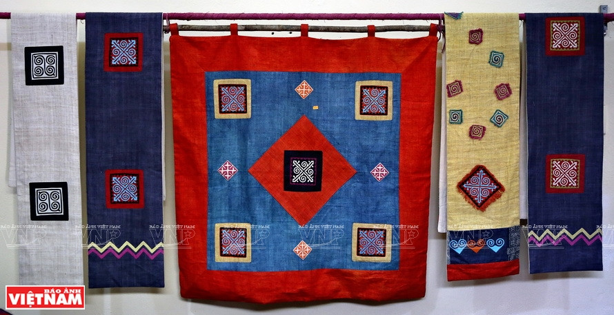 Products made from the traditional fabric of Lung Lam village (Photo: VNP/VNA)