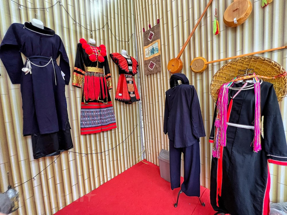 Traditional outfits of ethnic minority groups in the northern mountainous region are displayed at the event. Thai Nguyen province hosted the 12th programme travelling through heritage areas of the Viet Bac region. This covers the six northern-western provinces of Ha Giang, Tuyen Quang, Cao Bang, Bac Kan, Thai Nguyen and Lang Son. The programme is held annually to promote the culture and tourism of the six localities and has great tourism potential. The programme was scheduled to take place in Thai Nguyen in 2020 but was delayed to this year due to the COVID-19 pandemic. The 13th edition is co-organised by Hanoi and Ha Giang province from April 15-17. (Photo: VietnamPlus)