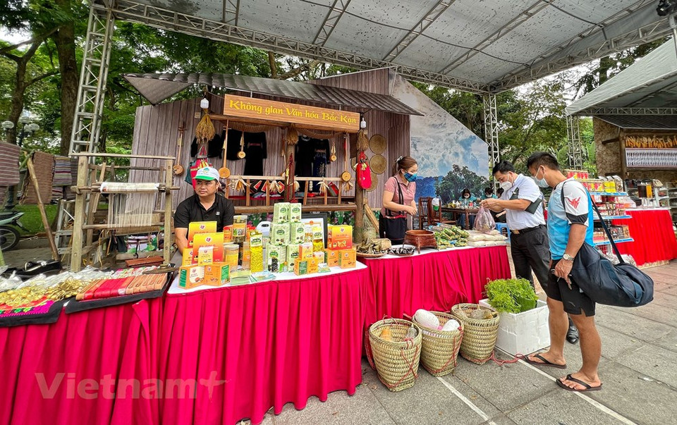 The Culture and Tourism Week of Hanoi and six provinces of northern mountainous will run in Hanoi until April 17. It is expected to introduce the cultural space of the six provinces to visitors through many special activities, including exhibitions on the northern region’s cultural heritages, typical products, and unique landscapes. Participating in the program, Hanoi will host a number of exhibitions displaying pictures and models of the capital city's history and culture. As for visitors to the event, they will have the opportunities to experience outstanding cuisine of the northwestern mountainous region, while gaining a deeper insight into the region’s tourism development. (Photo: VietnamPlus)