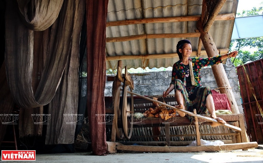 Fabrics made from flax plants are not as soft as cotton but they are durable and warm. (Photo: VNP/VNA)
