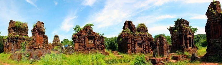 The UNESCO-recognised My Son Sanctuary, 70 km southwest of Da Nang, is a popular destination for tourists, along with the World Heritage Site of Hoi An ancient town and the World Biosphere Reserve of Cham Island. My Son is a complex of 70 religious tower temples, built from the 4th to the 13th centuries. (Photo: VNA)