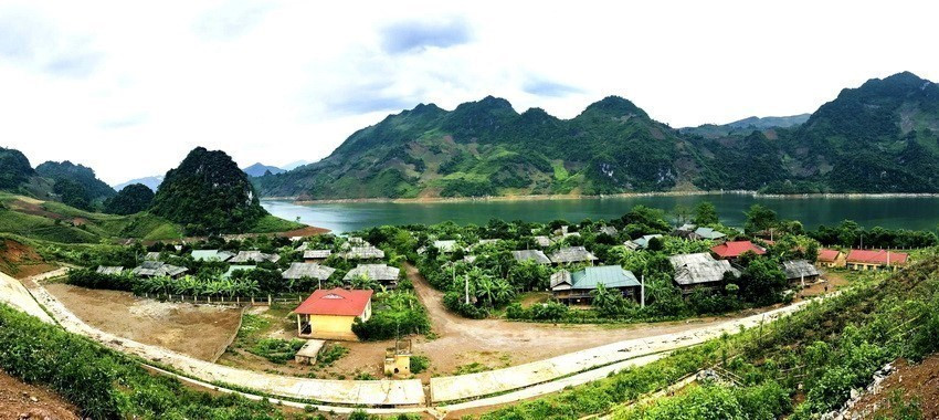 A resettlement residential area of the Dao ethnics in Huoi So commune, Tua Chua district (Photo: VNA)