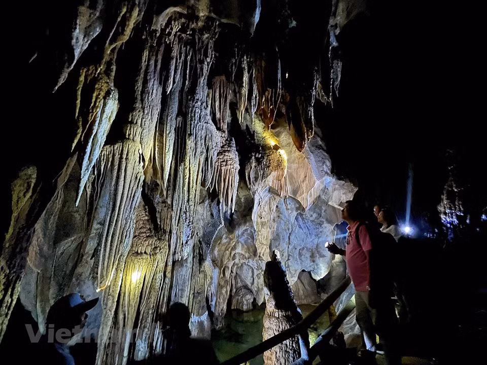 Local residents said they have been aware of the cave for a long time. However, the darkness of the cave’s interior makes it difficult to explore without the proper lighting and climbing equipment. A group of farmers that were working in the daytime heat decided to use the light to go inside the cave, hoping to find water to quench their thirst. In their search to quench their thirst, they found a large emerald lake inside the cave. The lake spans nearly 1,000 square metres and is a distinct feature of the Nam Son Cave that doesn’t exist in other sites. In the photo, years of water erosion forms yellow and white stalactites naturally forming many beautiful and mysterious shapes. (Photo: VietnamPlus)
