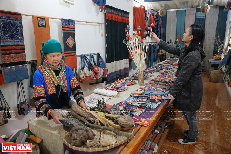 Most of the linen woven products by Lung Tam people are shipped abroad. (Photo: VNP/VNA)
