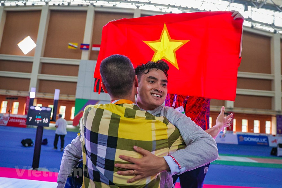 Vietnamese fencer Vu Thanh An won gold at the ongoing 31st Southeast Asian Games (SEA Games 31) after defeating his Thai opponent in the final of the men's sabre individual event on May 13. After cruising through the group and knockout stages, An defeated Ruangrit Haekerd 15-11 to qualify for the final. His opponent Srinualnad Voragun was overwhelmed with a score of 15-7, with An successfully defending his SEA Games title. Vietnamese fencing coach Pham Anh Tuan said he believes that An will continue to dominate the sport. An brought the 16th gold to the Vietnamese team after his victory over the Thai rival. (Photo: VietnamPlus)